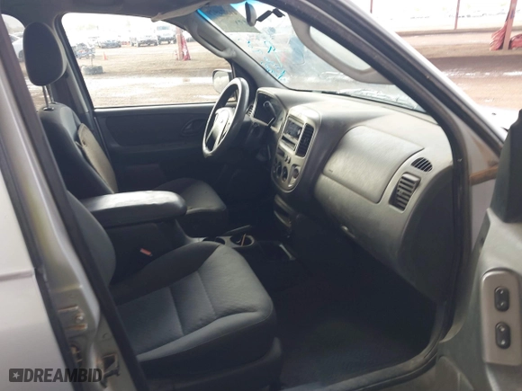 2004 Ford Escape XLT with VIN 1FMYU03104KA40905, listed as a IAAI auction lot 41874929 with 241,187 mi miles. Bid and sale history available at carsss.com. Image 5.