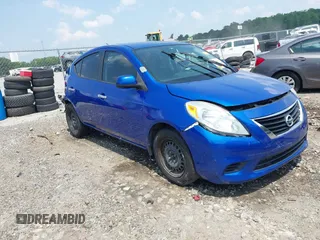 2013 Nissan Versa S Plus z VIN 3N1CN7AP5DL840256, wystawiony jako IAAI lot #42394888 z przebiegiem 195 352 mil mil oraz . Historia ofert i sprzedaży dostępna na DreamBid. Obrazek 1.