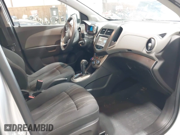 2016 Chevrolet Sonic LT z VIN 1G1JC6SG9G4151259, wystawiony jako IAAI lot #42341705 z przebiegiem 131 981 mil mil oraz . Historia ofert i sprzedaży dostępna na DreamBid. Obrazek 5.