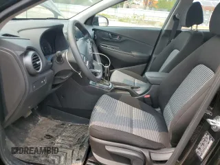 2021 Hyundai Kona SE z VIN KM8K1CAA7MU735048, wystawiony jako Copart lot #58576795 z przebiegiem 65 857 mil mil oraz Czysty tytuł • Clean title. Historia ofert i sprzedaży dostępna na DreamBid. Obrazek 7.