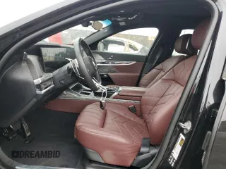 2024 BMW 7 Series 760i xDrive z VIN WBA33EJ07RCR40210, wystawiony jako Copart lot #60499865 z przebiegiem 10 080 mil mil oraz Szkoda całkowita • Salvage title. Historia ofert i sprzedaży dostępna na DreamBid. Obrazek 7.