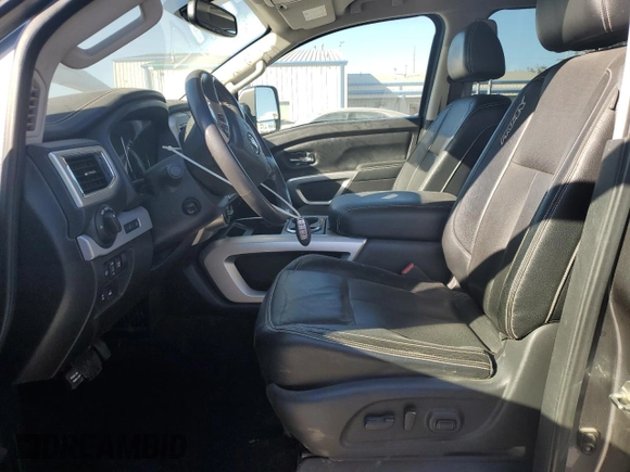 2017 Nissan Titan Platinum Reserve z VIN 1N6AA1E53HN543012, wystawiony jako Copart lot #39144854 z przebiegiem 83 008 mil mil oraz Szkoda całkowita • Salvage title. Historia ofert i sprzedaży dostępna na DreamBid. Obrazek 7.