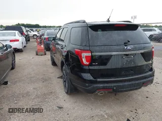 2018 Ford Explorer XLT z VIN 1FM5K7D89JGA54989, wystawiony jako IAAI lot #42170343 z przebiegiem 126 819 mil mil oraz . Historia ofert i sprzedaży dostępna na DreamBid. Obrazek 3.