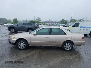 1997 Toyota Camry LE z VIN 4T1BF22K0VU004174, wystawiony jako IAAI lot #42254679 z przebiegiem 206 023 mil mil oraz . Historia ofert i sprzedaży dostępna na DreamBid. Obrazek 14.