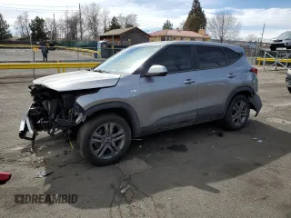 2023 Kia Seltos LX z VIN KNDEPCAA1P7347221, wystawiony jako Copart lot #47441965 z przebiegiem 33 263 mil mil oraz Szkoda całkowita • Salvage title. Historia ofert i sprzedaży dostępna na DreamBid. Obrazek 1.