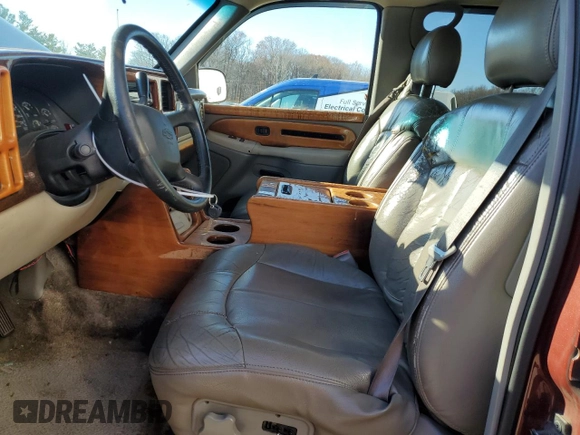 2000 Chevrolet Suburban LT with VIN 3GNEC16T0YG204106, listed as a Copart auction lot 82812134 with 211,674 mi miles and Salvage Title. Bid and sale history available at carsss.com. Image 7.