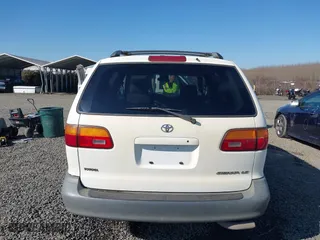 2000 Toyota Sienna LE with VIN 4T3ZF13C8YU256668, listed as a IAAI auction lot 41659040 with 387,876 mi miles. Bid and sale history available at carsss.com. Image 15.