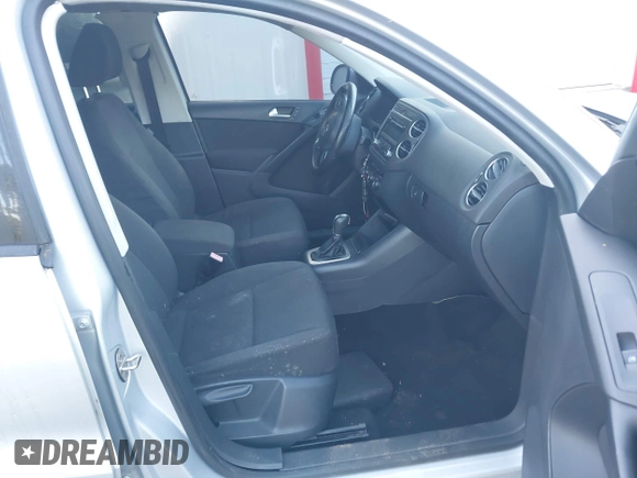 2013 Volkswagen Tiguan S z VIN WVGAV3AX0DW562532, wystawiony jako IAAI lot #42737494 z przebiegiem 152 549 mil mil oraz . Historia ofert i sprzedaży dostępna na DreamBid. Obrazek 5.