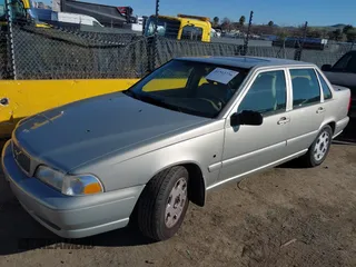 2000 Volvo S70 z VIN YV1LS56D1Y2669368, wystawiony jako IAAI lot #41513736 z przebiegiem 259 844 mil mil oraz . Historia ofert i sprzedaży dostępna na DreamBid. Obrazek 2.