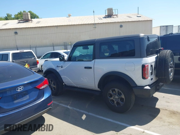2021 Ford Bronco z VIN 1FMDE5AP9MLA72598, wystawiony jako IAAI lot #42153810 z przebiegiem 45 694 mil mil oraz . Historia ofert i sprzedaży dostępna na DreamBid. Obrazek 14.