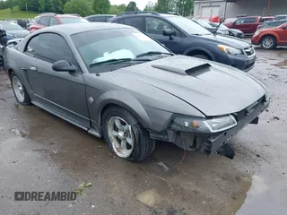 2004 Ford Mustang Standard z VIN 1FAFP40624F233811, wystawiony jako IAAI lot #42330396 z przebiegiem 136 091 mil mil oraz . Historia ofert i sprzedaży dostępna na DreamBid. Obrazek 1.