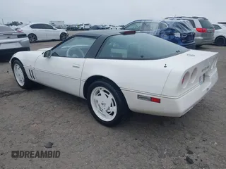 1988 Chevrolet Corvette with VIN 1G1YY218XJ5117657, listed as a IAAI auction lot 41383997 with 33,172 mi miles. Bid and sale history available at carsss.com. Image 3.