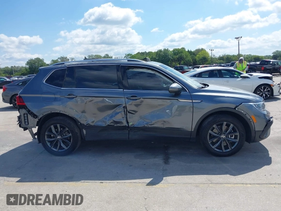 2023 Volkswagen Tiguan SE z VIN 3VVNB7AX5PM064693, wystawiony jako IAAI lot #42033011 z przebiegiem 38 220 mil mil oraz . Historia ofert i sprzedaży dostępna na DreamBid. Obrazek 13.
