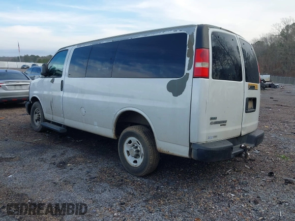 2011 Chevrolet Express Passenger LS z VIN 1GAWGPFG7B1119978, wystawiony jako IAAI lot #41437456 z przebiegiem 223 234 mil mil oraz . Historia ofert i sprzedaży dostępna na DreamBid. Obrazek 3.