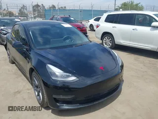 2022 Tesla Model 3 Long Range z VIN 5YJ3E1EB3NF273165, wystawiony jako IAAI lot #42282702 z przebiegiem 41 445 mil mil oraz . Historia ofert i sprzedaży dostępna na DreamBid. Obrazek 1.
