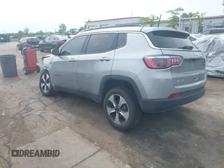 2018 Jeep Compass Latitude z VIN 3C4NJDBB2JT140726, wystawiony jako IAAI lot #42349231 z przebiegiem 125 328 mil mil oraz . Historia ofert i sprzedaży dostępna na DreamBid. Obrazek 3.
