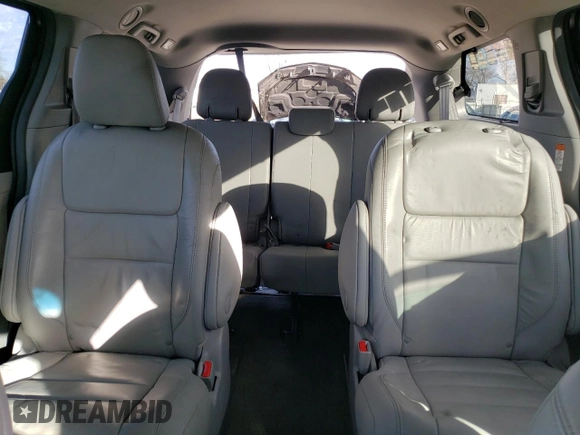2017 Toyota Sienna XLE z VIN 5TDDZ3DC7HS163170, wystawiony jako Copart lot #86436534 z przebiegiem 84 446 mil mil oraz Szkoda całkowita • Salvage title. Historia ofert i sprzedaży dostępna na DreamBid. Obrazek 10.