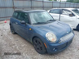2010 MINI Hardtop z VIN WMWMF3C5XATZ26038, wystawiony jako IAAI lot #42851812 z przebiegiem 150 000 mil mil oraz . Historia ofert i sprzedaży dostępna na DreamBid. Obrazek 1.