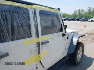 2015 Jeep Wrangler Unlimited Rubicon z VIN 1C4BJWFGXFL755810, wystawiony jako IAAI lot #42495531 z przebiegiem 109 668 mil mil oraz . Historia ofert i sprzedaży dostępna na DreamBid. Obrazek 6.