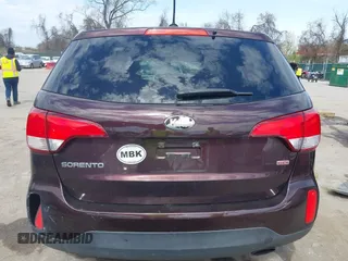 2015 Kia Sorento LX z VIN 5XYKT3A68FG594912, wystawiony jako IAAI lot #41911045 z przebiegiem 162 512 mil mil oraz . Historia ofert i sprzedaży dostępna na DreamBid. Obrazek 16.