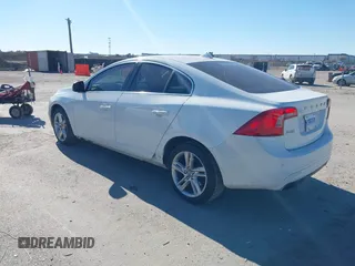2015 Volvo S60 T5 Drive-E Premier z VIN YV140MFKXF1351769, wystawiony jako IAAI lot #41392860 z przebiegiem 56 920 mil mil oraz . Historia ofert i sprzedaży dostępna na DreamBid. Obrazek 3.