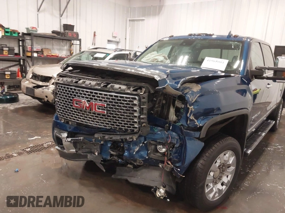 2015 GMC Sierra 2500HD Denali z VIN 1GT120E86FF655301, wystawiony jako IAAI lot #41965001 z przebiegiem 74 136 mil mil oraz . Historia ofert i sprzedaży dostępna na DreamBid. Obrazek 6.