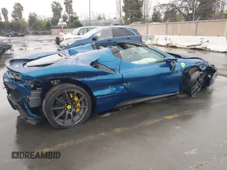2022 Ferrari SF90 z VIN ZFF96NMA5N0283932, wystawiony jako IAAI lot #41702380 z przebiegiem 5 203 mil mil oraz . Historia ofert i sprzedaży dostępna na DreamBid. Obrazek 4.