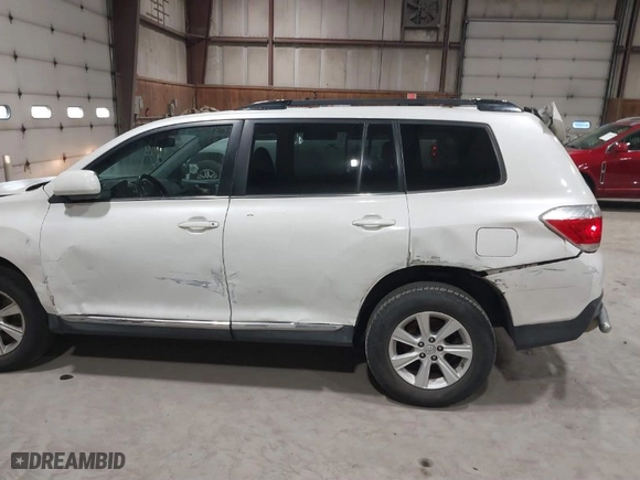 2013 Toyota Highlander with VIN 5TDBK3EHXDS222731, listed as a IAAI auction lot 41768324 with 122,028 mi miles. Bid and sale history available at carsss.com. Image 21.