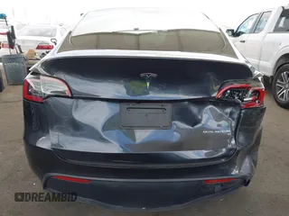 2024 Tesla Model Y Long Range z VIN 7SAYGDEE2RF069588, wystawiony jako IAAI lot #42024180 z przebiegiem 13 230 mil mil oraz . Historia ofert i sprzedaży dostępna na DreamBid. Obrazek 16.