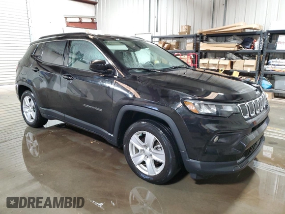2022 Jeep Compass Latitude with VIN 3C4NJCBB3NT229589, listed as a Copart auction lot 84464524 with 61,157 mi miles and Clean Title. Bid and sale history available at carsss.com. Image 4.