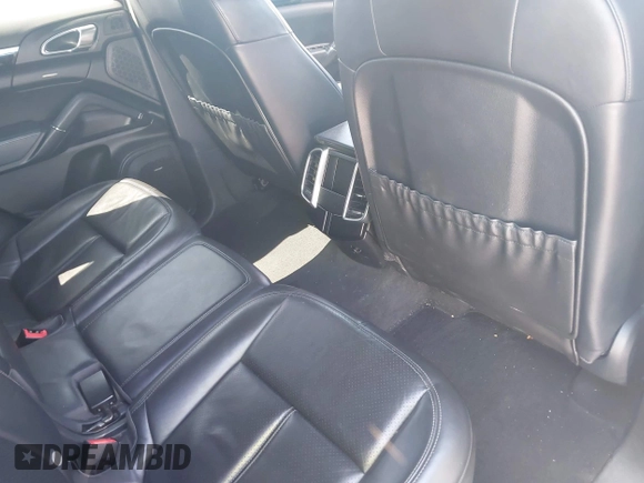 2014 Porsche Cayenne Turbo S E-Hybrid z VIN WP1AA2A24ELA07504, wystawiony jako IAAI lot #41967592 z przebiegiem 114 308 mil mil oraz . Historia ofert i sprzedaży dostępna na DreamBid. Obrazek 8.