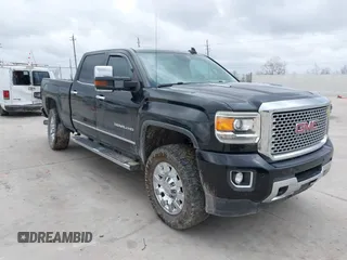 2016 GMC Sierra 2500HD Denali z VIN 1GT12UE87GF238388, wystawiony jako IAAI lot #41716402 z przebiegiem 127 707 mil mil oraz . Historia ofert i sprzedaży dostępna na DreamBid. Obrazek 1.
