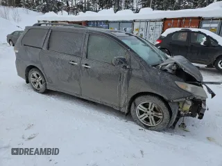 2013 Toyota Sienna SE z VIN 5TDXK3DC1DS363215, wystawiony jako Copart lot #43963015 z przebiegiem Nie podano mil oraz Szkoda całkowita • Salvage title. Historia ofert i sprzedaży dostępna na DreamBid. Obrazek 4.