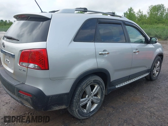 2013 Kia Sorento EX z VIN 5XYKUDA23DG325732, wystawiony jako IAAI lot #42447268 z przebiegiem 233 197 mil mil oraz . Historia ofert i sprzedaży dostępna na DreamBid. Obrazek 4.