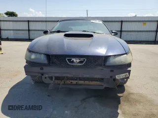 2002 Ford Mustang GT Deluxe z VIN 1FAFP45X22F101551, wystawiony jako Copart lot #55184645 z przebiegiem 137 971 mil mil oraz Szkoda całkowita • Salvage title. Historia ofert i sprzedaży dostępna na DreamBid. Obrazek 5.
