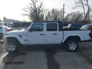 2023 Jeep Gladiator Sport S z VIN 1C6HJTAG7PL535209, wystawiony jako IAAI lot #41483780 z przebiegiem 39 376 mil mil oraz . Historia ofert i sprzedaży dostępna na DreamBid. Obrazek 14.