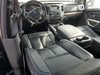 2016 Nissan Titan Platinum Reserve z VIN 1N6BA1F25GN508897, wystawiony jako Copart lot #55090755 z przebiegiem 175 850 mil mil oraz Czysty tytuł • Clean title. Historia ofert i sprzedaży dostępna na DreamBid. Obrazek 8.