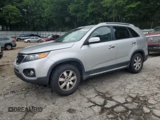 2012 Kia Sorento LX z VIN 5XYKT3A67CG300881, wystawiony jako Copart lot #58244955 z przebiegiem 257 085 mil mil oraz Czysty tytuł • Clean title. Historia ofert i sprzedaży dostępna na DreamBid. Obrazek 1.