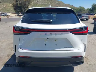 2025 Lexus NX 250 Premium z VIN JTJGDCAZ6S5024713, wystawiony jako IAAI lot #42020261 z przebiegiem 5833 mil mil oraz . Historia ofert i sprzedaży dostępna na DreamBid. Obrazek 16.