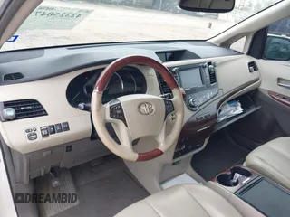 2012 Toyota Sienna XLE AAS z VIN 5TDYK3DC3CS186962, wystawiony jako IAAI lot #42325047 z przebiegiem Nie podano mil oraz . Historia ofert i sprzedaży dostępna na DreamBid. Obrazek 18.