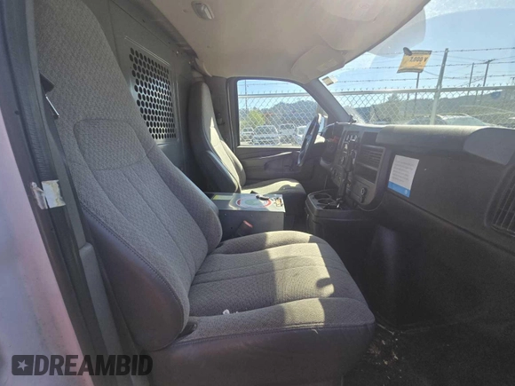 2013 Chevrolet Express Cargo z VIN 1GCWGFCA8D1141881, wystawiony jako IAAI lot #42728830 z przebiegiem 208 897 mil mil oraz . Historia ofert i sprzedaży dostępna na DreamBid. Obrazek 7.