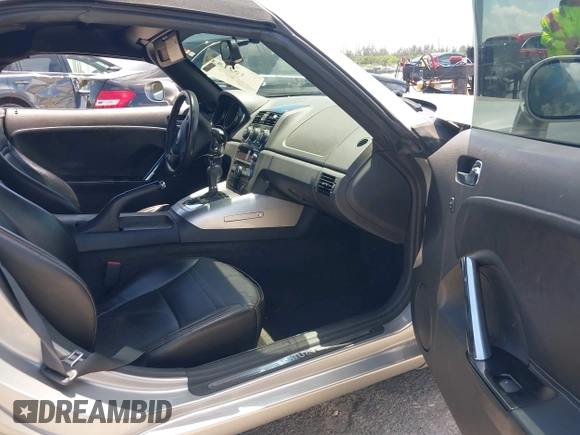 2008 Saturn Sky z VIN 1G8MC35BX8Y128872, wystawiony jako IAAI lot #42152153 z przebiegiem 62 022 mil mil oraz . Historia ofert i sprzedaży dostępna na DreamBid. Obrazek 5.