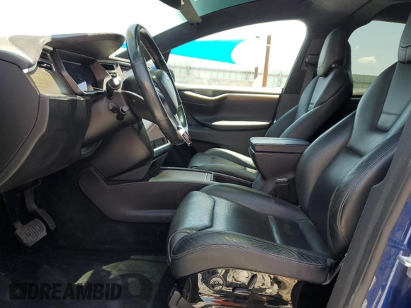 2016 Tesla Model X 70D z VIN 5YJXCAE29GF001522, wystawiony jako Copart lot #56571115 z przebiegiem 129 924 mil mil oraz Szkody całkowita. Historia ofert i sprzedaży dostępna na DreamBid. Obrazek 7.