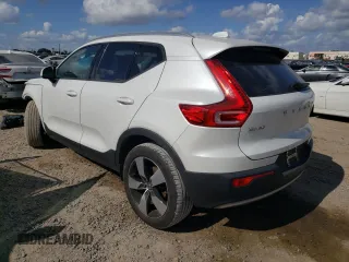 2021 Volvo XC40 Momentum z VIN YV4AC2HK5M2425721, wystawiony jako Copart lot #69815252 z przebiegiem 21 888 mil mil oraz . Historia ofert i sprzedaży dostępna na DreamBid. Obrazek 2.