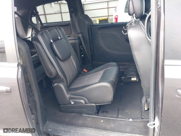 2015 Chrysler Town & Country S with VIN 2C4RC1HG4FR731468, listed as a IAAI auction lot 41902974 with 132,784 mi miles. Bid and sale history available at carsss.com. Image 8.