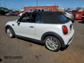2024 MINI Convertible Cooper S z VIN WMW43DL08R3S00631, wystawiony jako Copart lot #49013325 z przebiegiem 13 760 mil mil oraz Czysty tytuł • Clean title. Historia ofert i sprzedaży dostępna na DreamBid. Obrazek 2.