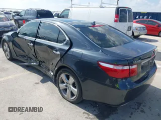 2008 Lexus LS 460 L z VIN JTHGL46F885026836, wystawiony jako IAAI lot #41881113 z przebiegiem 124 883 mil mil oraz . Historia ofert i sprzedaży dostępna na DreamBid. Obrazek 3.