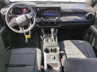 2023 Chevrolet Colorado 2WD Work Truck z VIN 1GCGSBEC7P1174630, wystawiony jako Copart lot #61053045 z przebiegiem 14 843 mil mil oraz Czysty tytuł • Clean title. Historia ofert i sprzedaży dostępna na DreamBid. Obrazek 8.