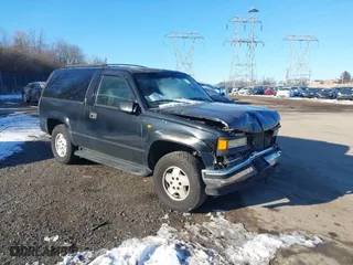 1998 Chevrolet Tahoe with VIN 3GNEK18R5WG130358, listed as a IAAI auction lot 41428005 with 218,513 mi miles. Bid and sale history available at carsss.com. Image 1.
