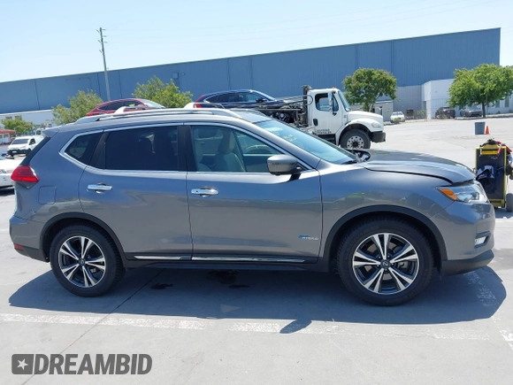 2017 Nissan Rogue SL Hybrid z VIN 5N1ET2MV9HC768242, wystawiony jako IAAI lot #42443514 z przebiegiem 84 879 mil mil oraz . Historia ofert i sprzedaży dostępna na DreamBid. Obrazek 13.